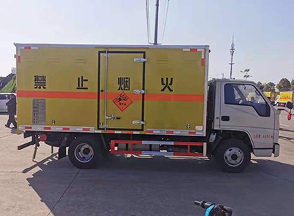 通渭爆破器材运输车工人安全操作规范与智能技术保障
